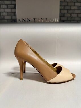 🤎Ann Taylor Evie Peep Toe sz 7 tan cream heels work career office🤎Luxury🤎Classic